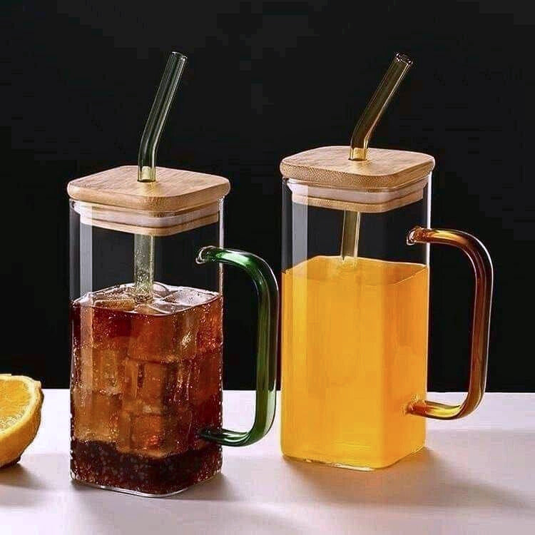 "استمتع بمشروبك بأناقة! 🍹✨ مج زجاجي بشفاطة – تصميم عصري لمشروباتك المفضلة! 🧃🔥"